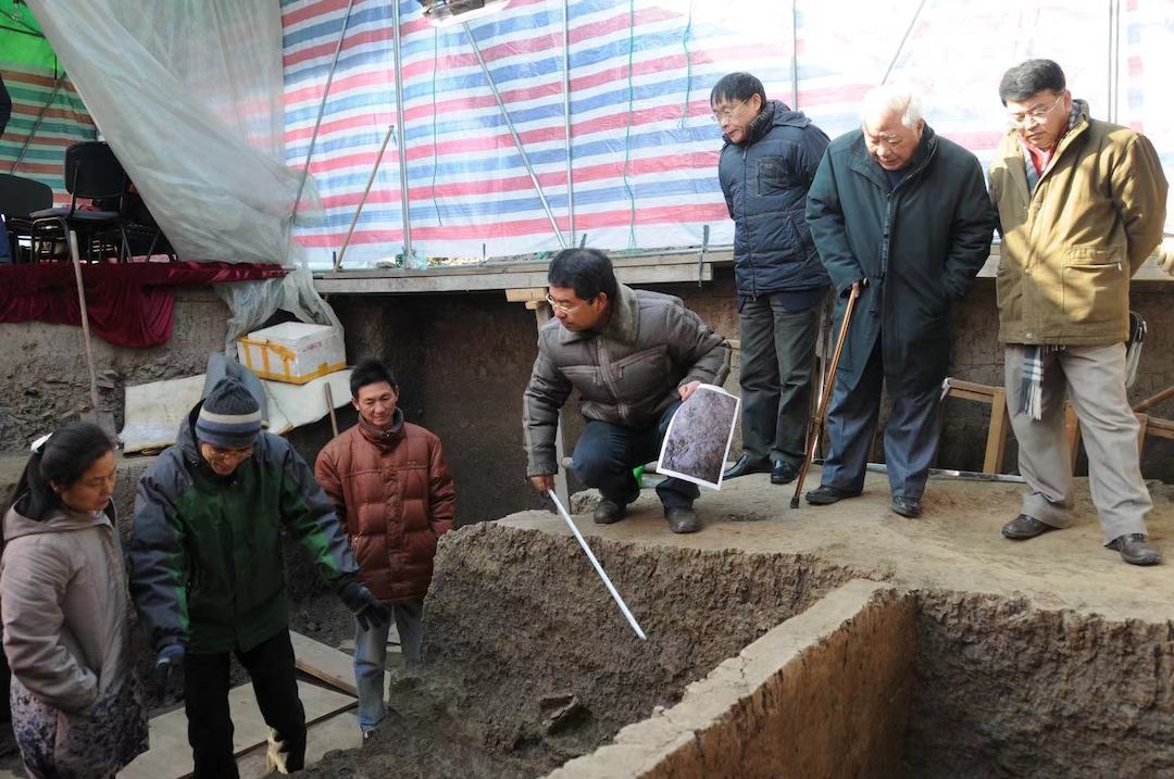 张忠培先生（右二）参观吴家场墓地发掘现场 左二为宋建，左四为陈杰