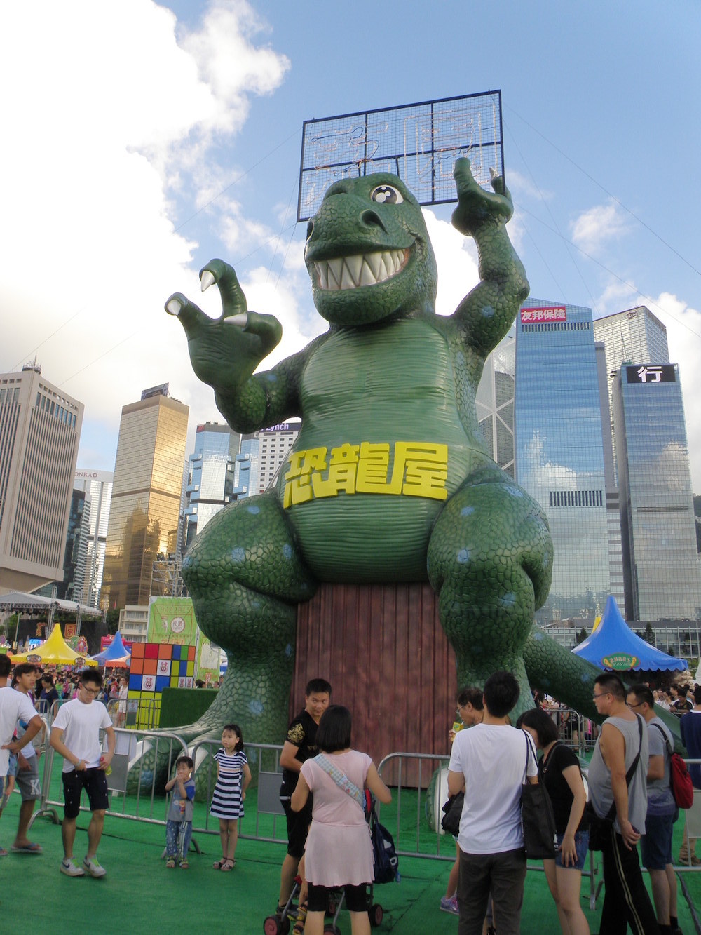 2015年，阔别18年后的荔园以嘉年华形式，在香港岛中环新海滨区重现。有很多怀旧项目，包括鬼屋、恐龙屋、大剧场等等。 维基百科 图