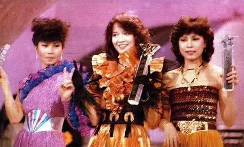 1982年，18岁的梅艳芳参加第一届新秀歌唱比赛，以一首《风的季节》脱颖而出，摘下了冠军。