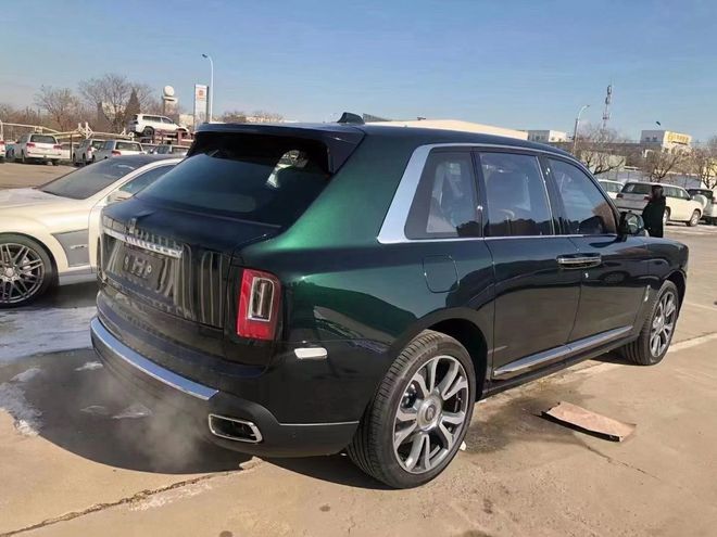 21款劳斯莱斯库里南绿外棕内四座多少钱