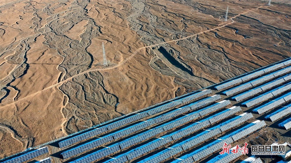 祁连山下戈壁滩“电”力十足 初冬时节“风光”独好