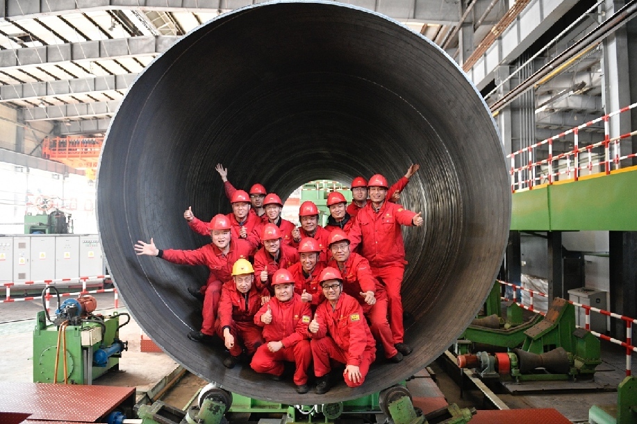 11月12日,中石油最大口径钢管在陕西宝鸡诞生。王成龙 摄
