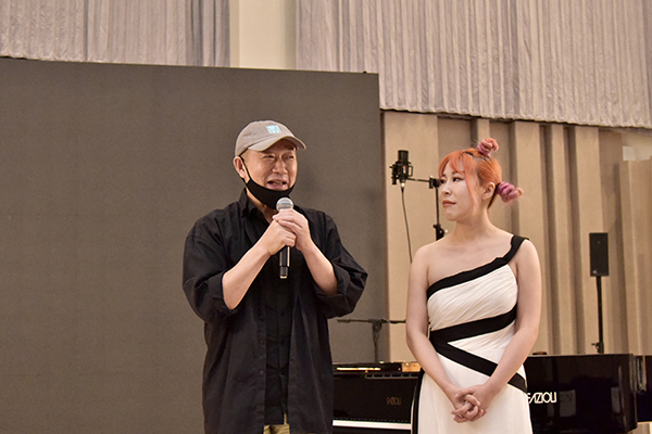 柴琼妍（右）和谭盾