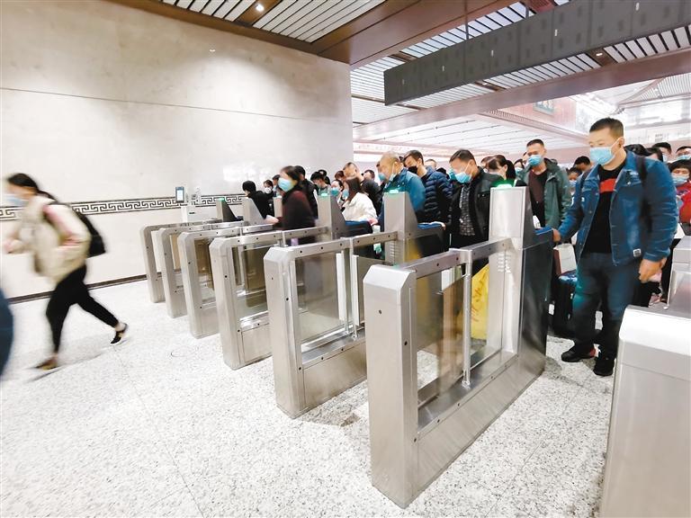 旅客正在进站。　　图片均由记者 翟小雪 　　通讯员 李子宇 摄