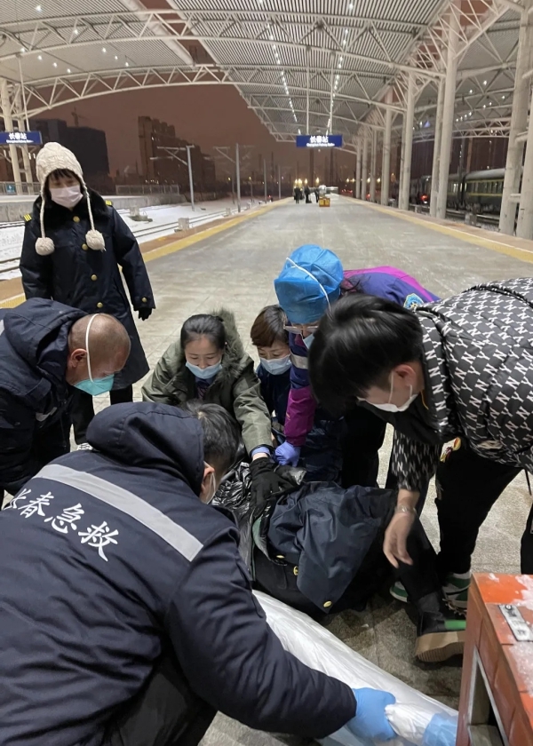 孕妇突然提前破水 长春站工作人员的举动暖心了凤凰网吉林_凤凰网