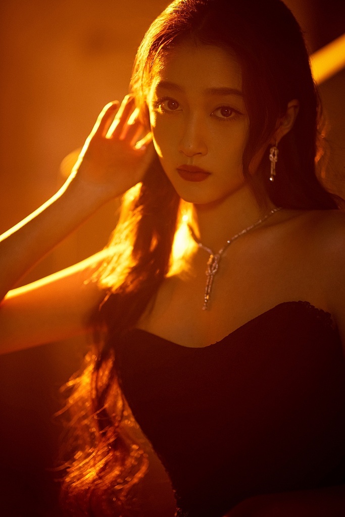 1/52021年11月18日,关晓彤出席某盛典并拍摄一组写真.