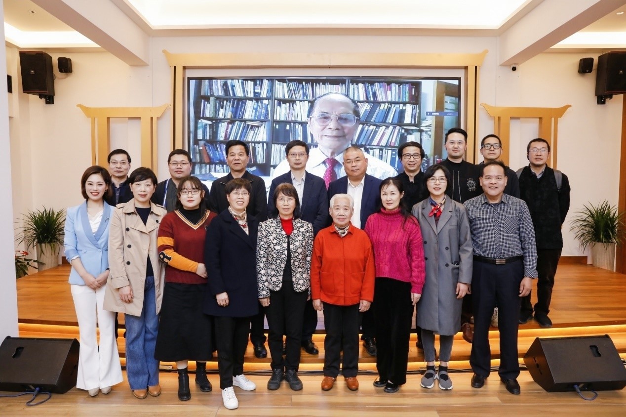 据悉,访谈现场邀请了徐梅坤之子徐昆明,楼曼文之子方荣欣,瞿秋白