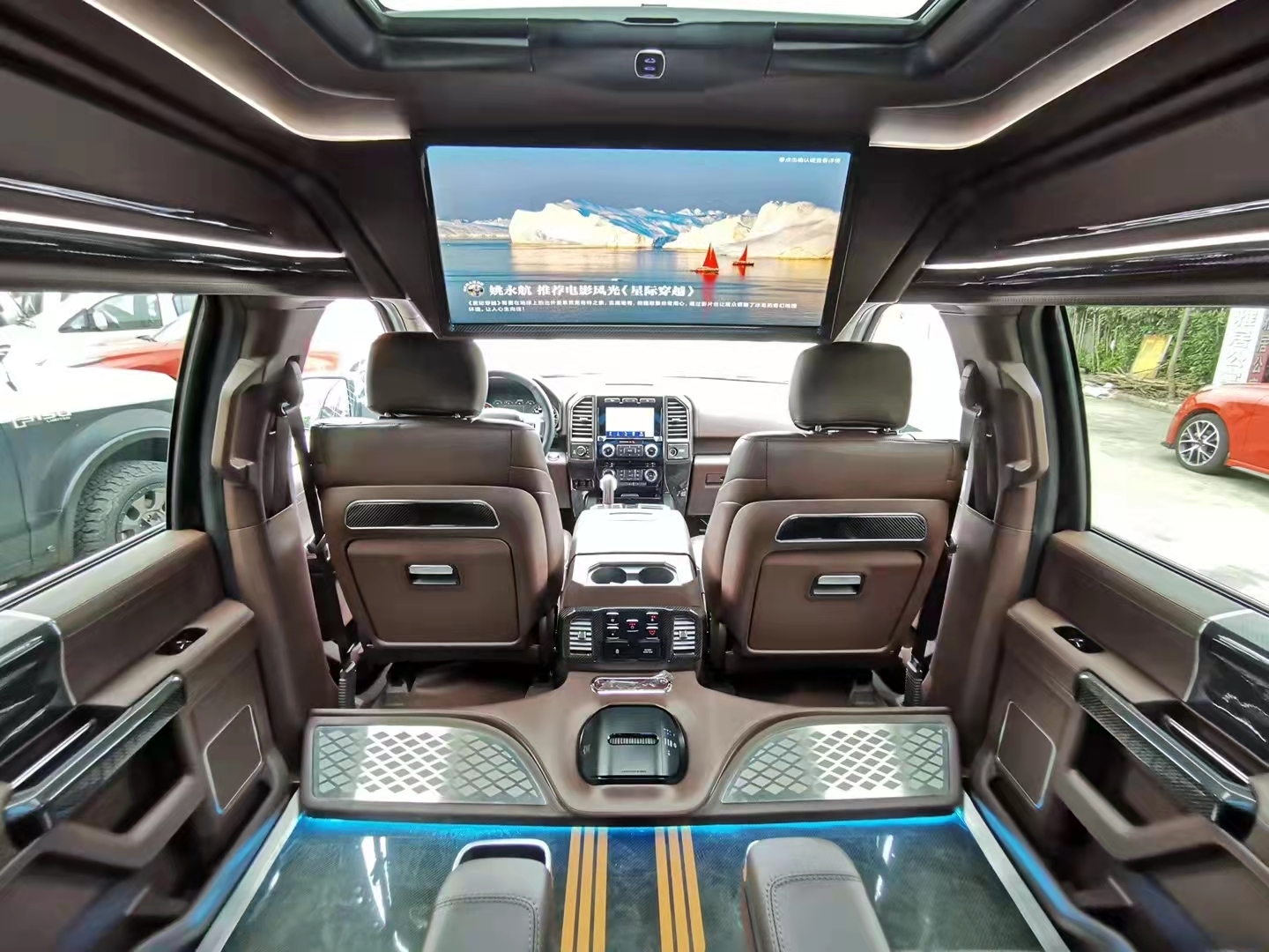 高顶的福音f150勇猛者内饰比较多元化,可以选择自己喜欢的内饰配色