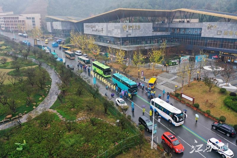 11月17日，滞留葛仙山风景区的团队游客乘坐大客车返程。