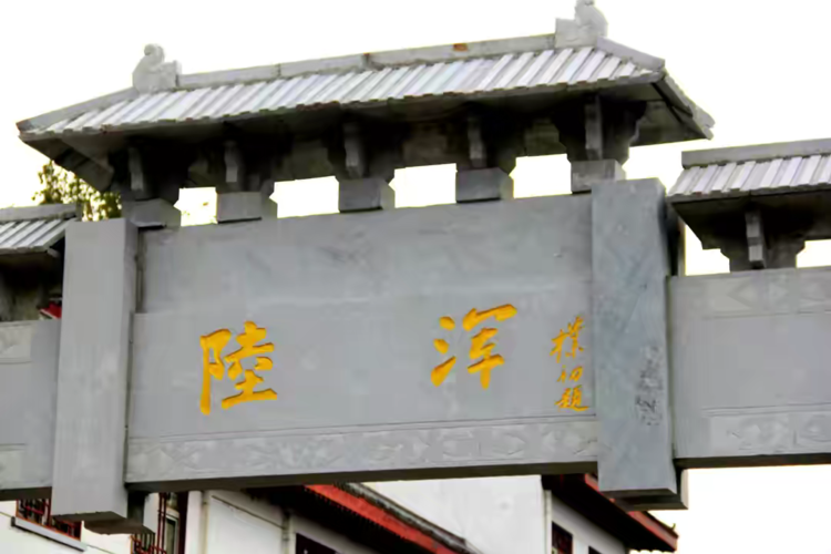 並建成了河南省首家鄉愁供銷社博物館,任紅霞現代彩墨畫,楊金婷烙畫