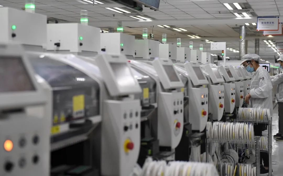 在联宝(合肥)电子科技有限公司的电脑主板自动化生产车间里，工人正在生产线上工作。