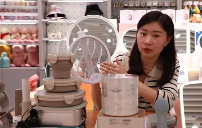 参展商展示小家电新品。 乔智 摄