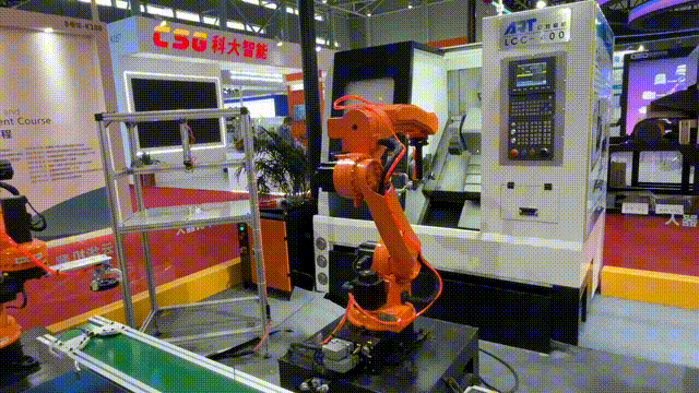 工业机器人正在相互配合，灵活作业。