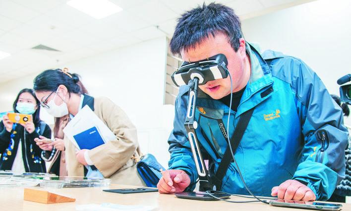 参观人员在合肥视涯技术有限公司体验产品 记者 何希斌 摄