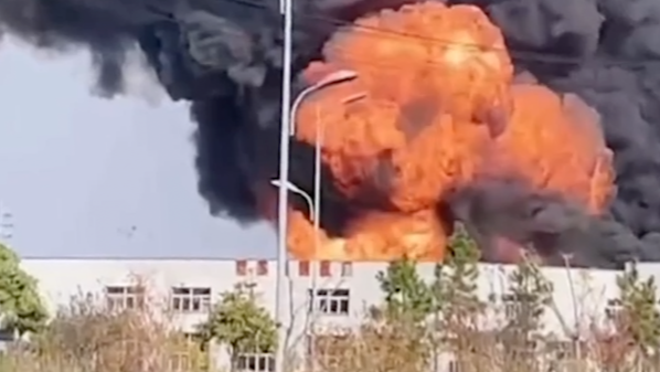 汽配园废弃仓库起火 浓烟漫天