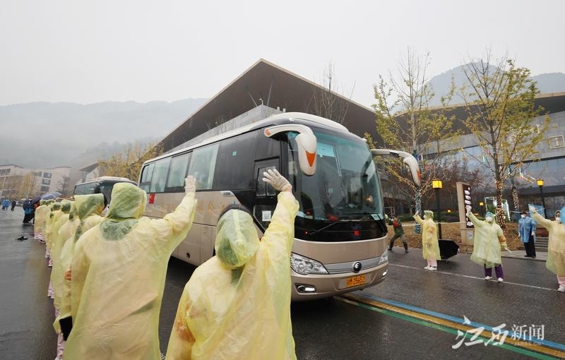 11月17日，葛仙山风景区防疫工作人员送别滞留游客。