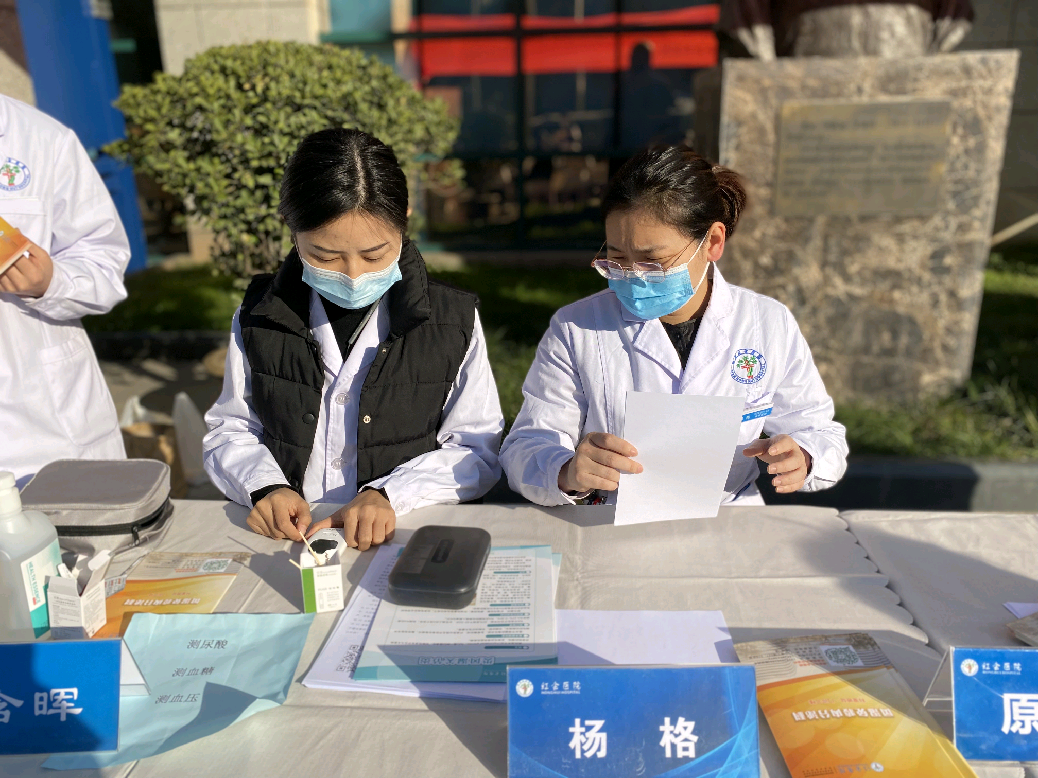 还有一些来做骨科手术发现血糖控制不好的病人,义诊队员为这些患者们