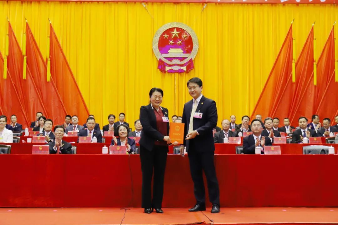 ▲市委书记龚庆向新当选的市人大常委会主任杜坤玲颁发当选证书