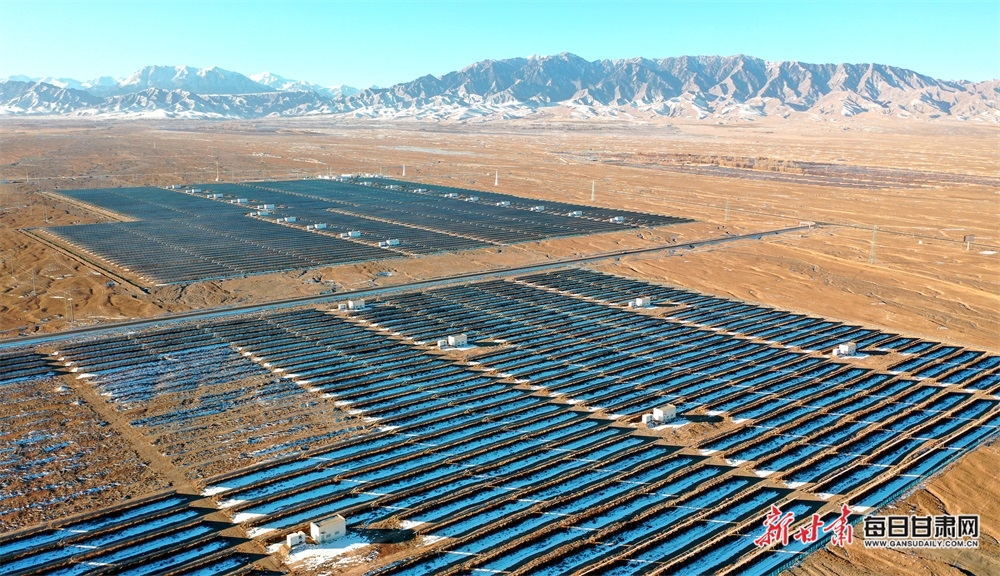 祁连山下戈壁滩“电”力十足 初冬时节“风光”独好