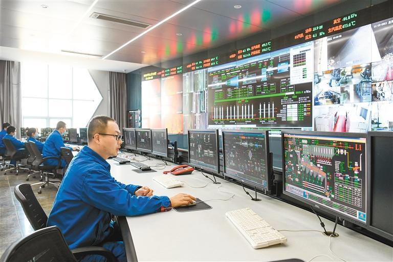 无害化处理厂焚烧热电联产项目集控室,工作人员实时监控垃圾焚烧情况