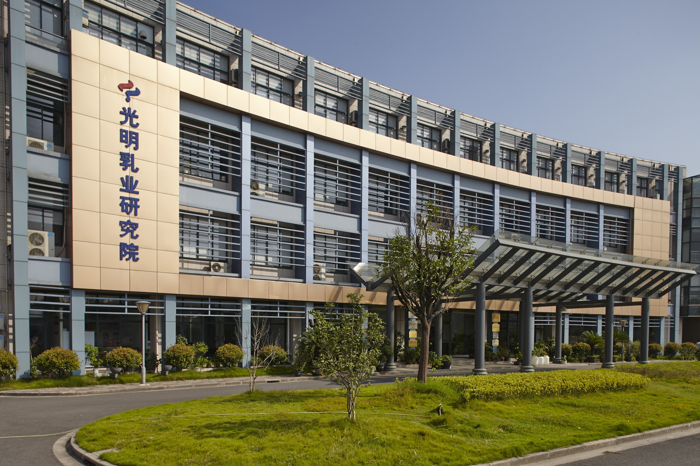 光明牛乳遇上华熙生物玻尿酸鲜活营养一目了然