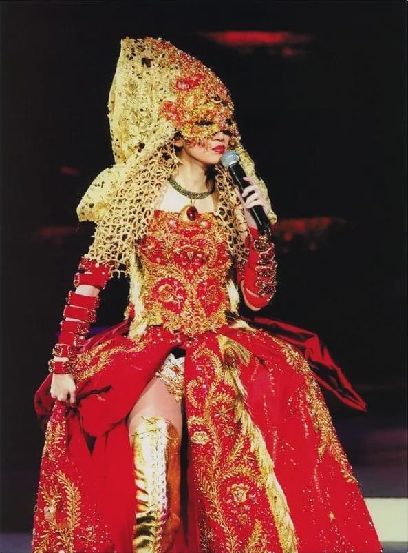 在“梅艳芳经典金曲演唱会2003”上，梅艳芳身穿刘培基为其设计的开场服饰。  资料图