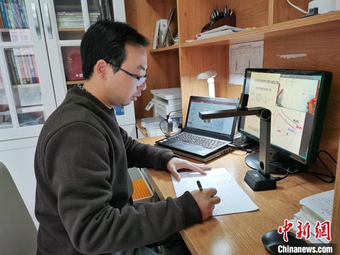 还给老师配备了"秘密武器"——被称为"网课黄金搭档"的高拍仪和手写板