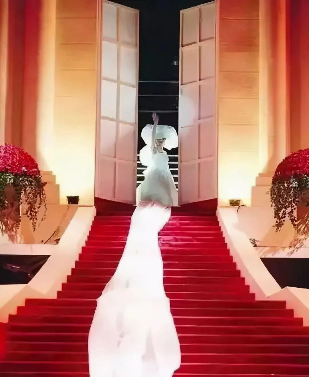 在最后一场演唱会上，梅艳芳身着洁白的婚纱，表示将自己嫁给舞台，嫁给观众，成为香港乐坛最动人的一幕。  资料图