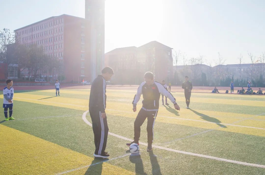 马学兵和苗清洁为比赛开球