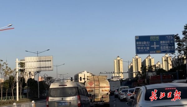 新天大道的交通标示牌上，已经提前标示出生态城大道与琴润大道。记者杨荣峰 摄