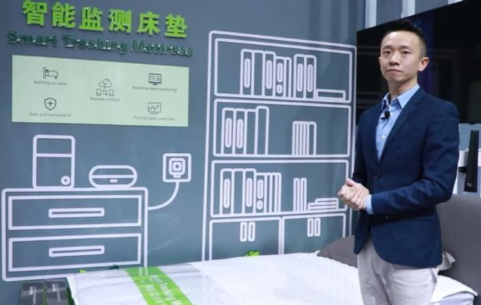 参展商展示智能监测床垫。 乔智 摄