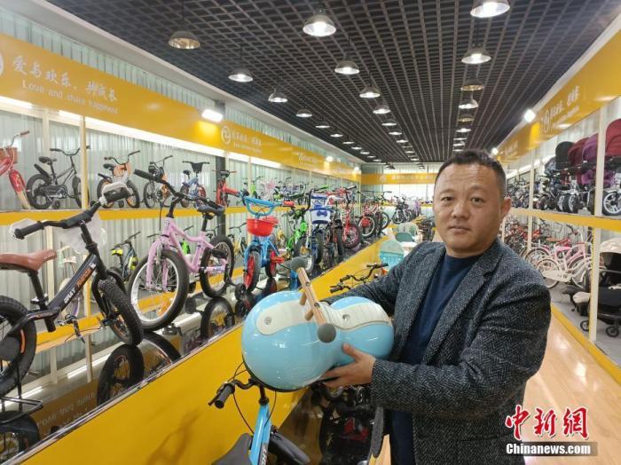 11月18日，河北省邯郸市曲周县童车童玩产业园内，一家童车生产企业的工作人员展示他们准备销往国外的童车产品。据曲周县政府统计，截至今年11月，曲周县共有童车童玩生产企业152家，从业人员6万多人，年产童车4000万辆，销往德国、波兰、美国、日本等30多个国家。 <a target='_blank' href='/'>中新社</a>记者 王天译 摄