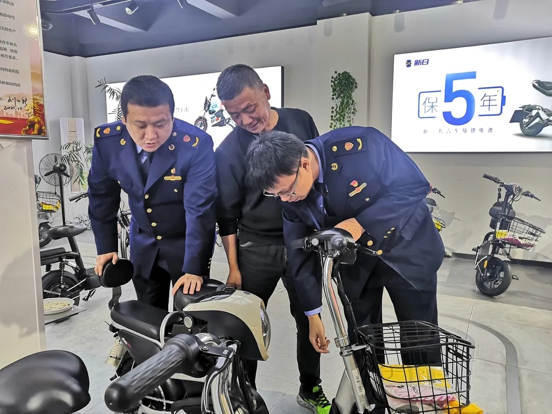 浙江市场监管工作人员在电动自行车销售网点检查 市闻供图