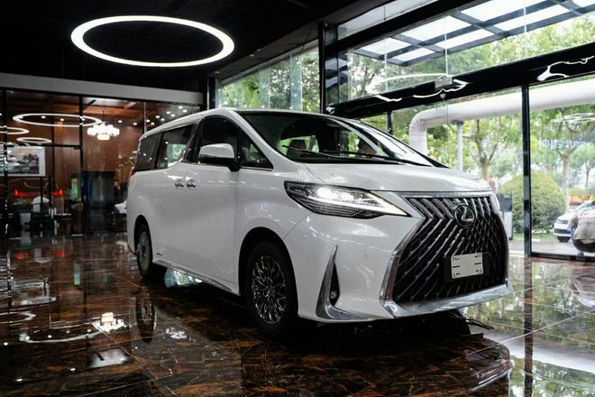 这样的造型也应用在了雷克萨斯的旗舰轿车ls与旗舰suvlx上,但lm300上