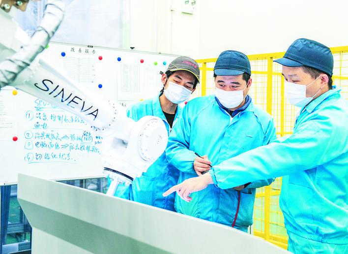 合肥欣奕华智能机器有限公司员工在研究产品 记者 何希斌 摄