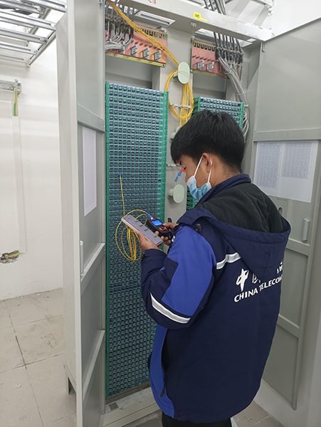 现场测试人员进行机房侧线路测试