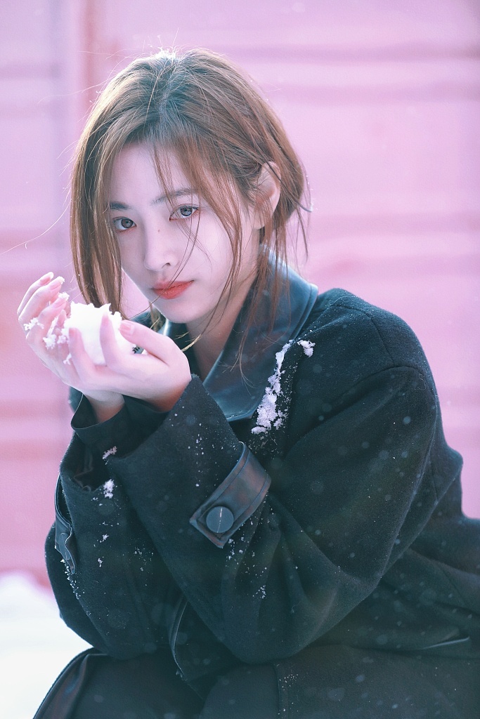 许佳琪初雪大片美到窒息 中分长发秀清澈眉眼_凤凰网娱乐_凤凰网