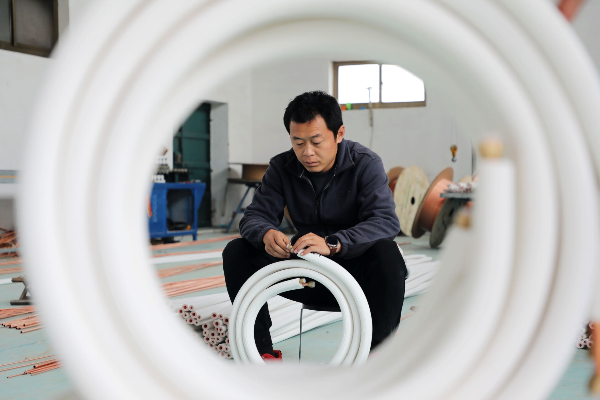 河北省平乡县拓洋制冷配件有限公司工人在生产加工空调导管。李冰冰 摄