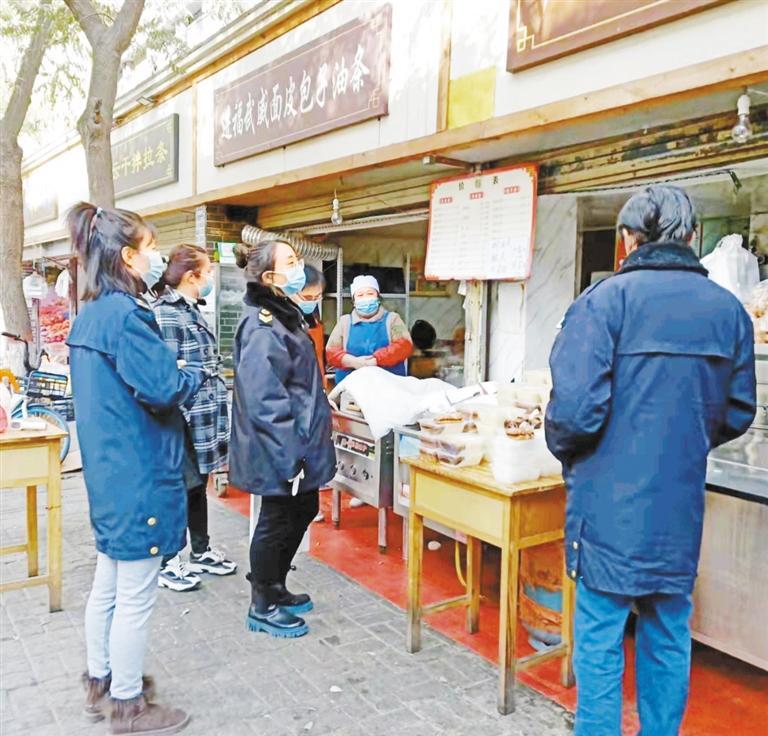 执法人员排查餐饮单位 掌上兰州&middot;兰州晨报记者 徐静雯 摄