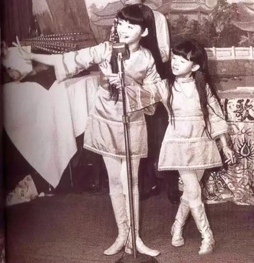 的梅艳芳从四岁半开始，便跟着姐姐梅爱芳，以“依依”和“依娜”艺名在荔园登台演唱。 资料图