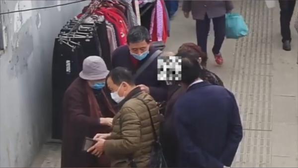 团伙医院旁冒充尼姑进行诈骗，拦住居民称可以“消灾”