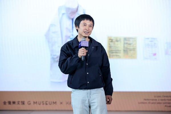 参展艺术家李燎提出艺术像是现实跟生活层面的一个缝隙,人们可以通过