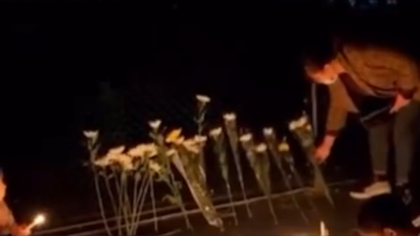 安徽24岁消防员为救轻生女子牺牲，市民自发点蜡烛为其送别