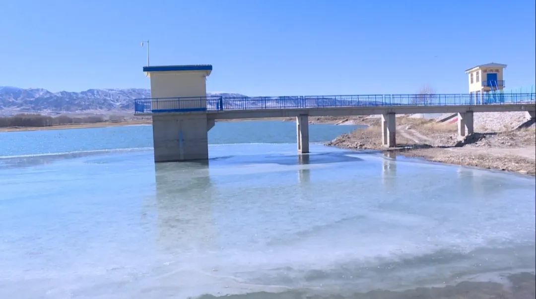 在韩家峡水库项目施工现场,王方太与建设单位,施工单位,监理单位负责