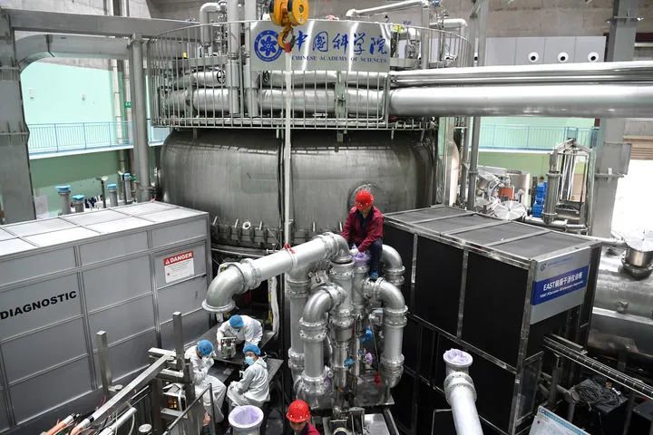 在中科院合肥物质科学研究院，工作人员对全超导托卡马克核聚变实验装置（EAST）进行升级改造（4月13日摄）。