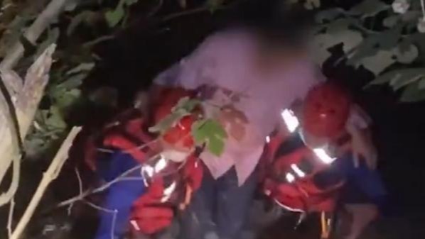 酒驾男子跳河不肯上岸 消防员使出“缓兵之计”劝说交警已走