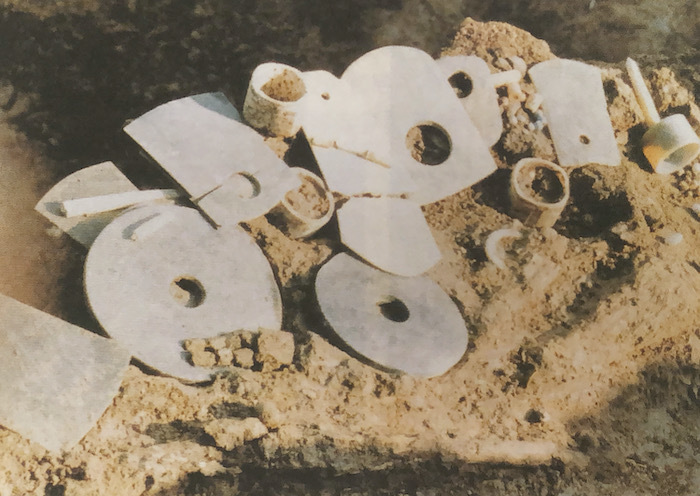 福泉山遗址M9 玉器出土时状况