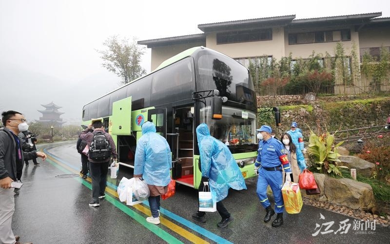 11月17日，滞留葛仙山风景区的团队游客乘坐大客车返程。