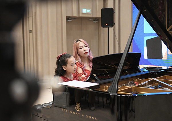 柴琼妍和学生同台演出