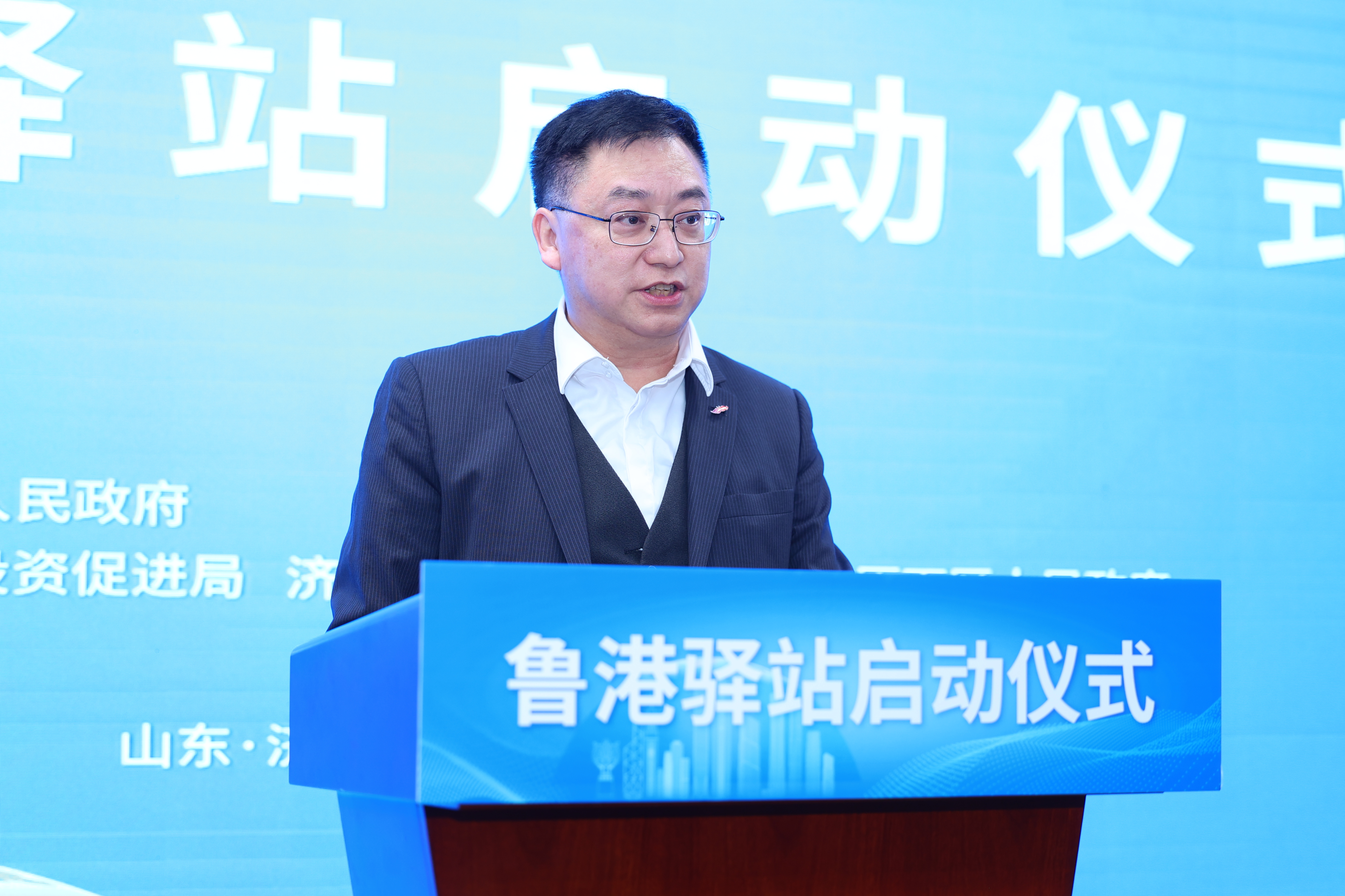 随后,尹清忠,尹晓民,吕伟,方明远,杨传军共同见证"鲁港驿站"启用.